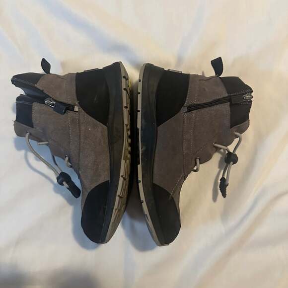 UGG Kids Turlock Waterproof Snow Boots Gray Black Suede - Picture 6 of 13